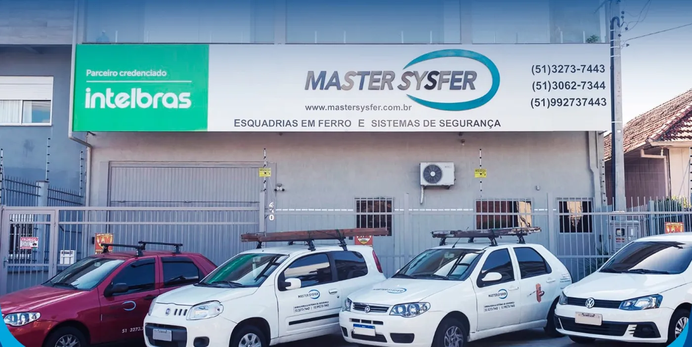 Fachada da sede da Master Sysfer com a frota de veículos da empresa