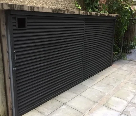 Portão de garagem em chapa veneziana