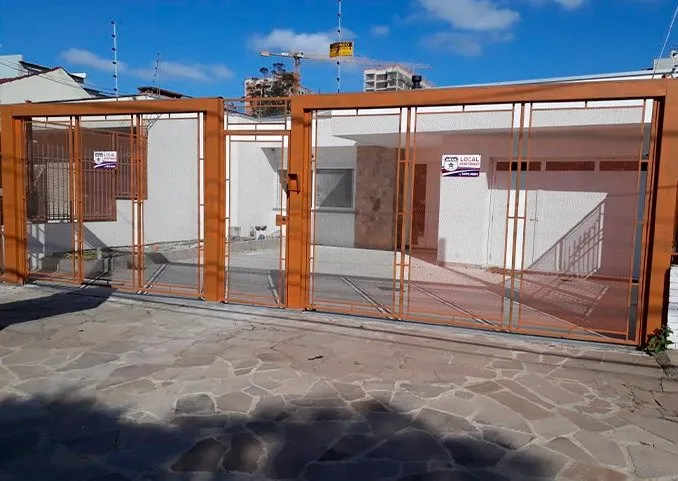 Portões residenciais com pintura em tom cobre